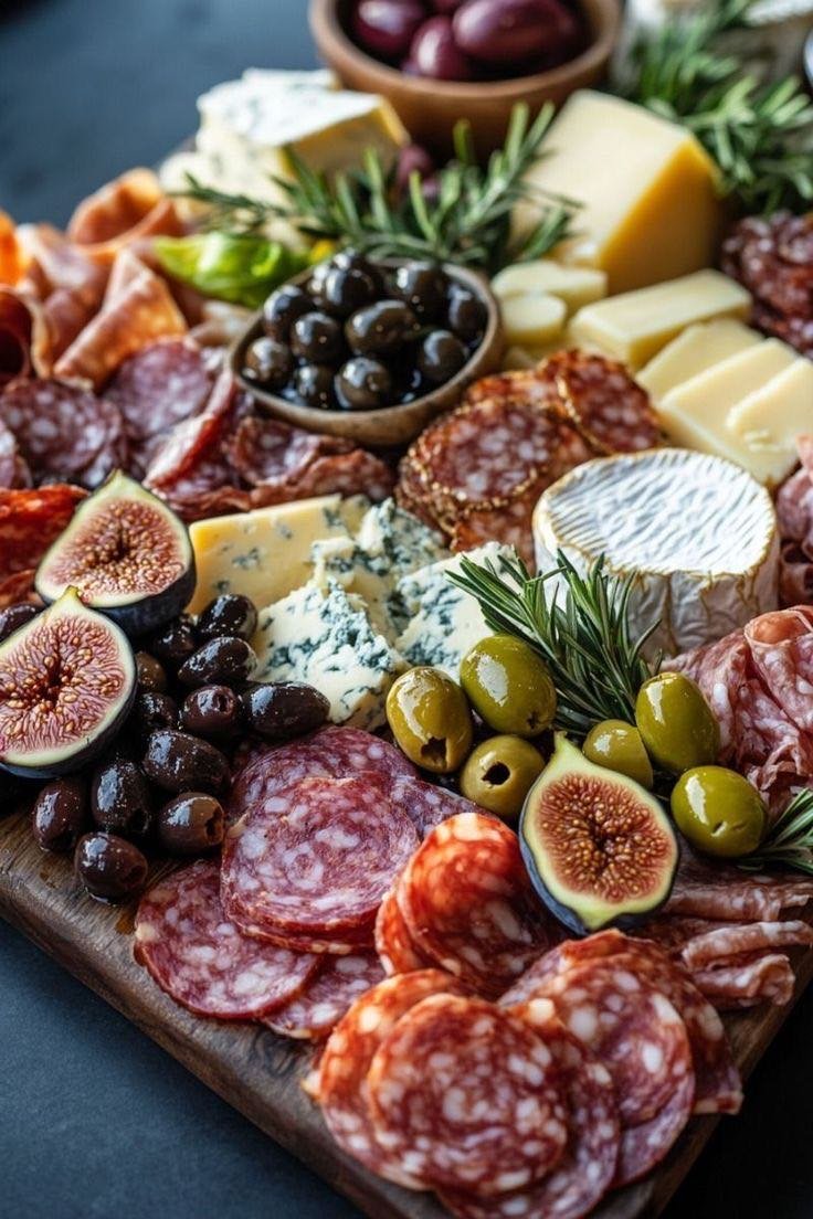Antipasti-Brett mit Salami, Prosciutto, mehreren Käsesorten, frischen Feigen und Oliven